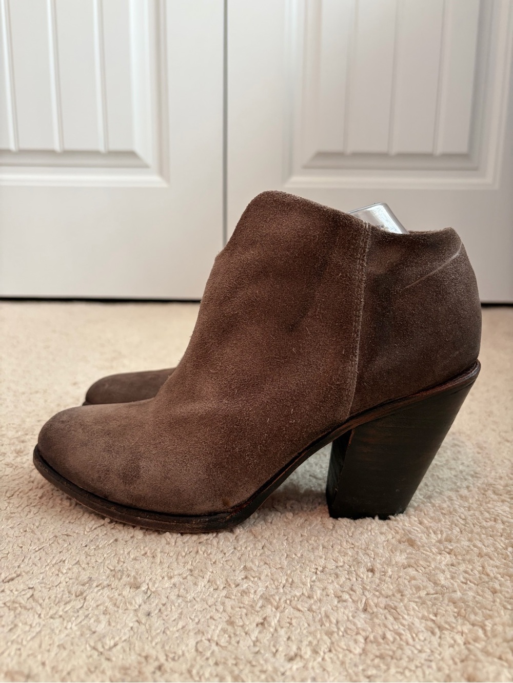 Freebird DETRT Beige Suede Side Zip Heeled Ankle Booties Women's Size 9